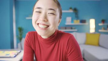 joven asiático mujer mirando a cámara lleno de energía. joven asiático mujer mirando a cámara con alegría y humor. video