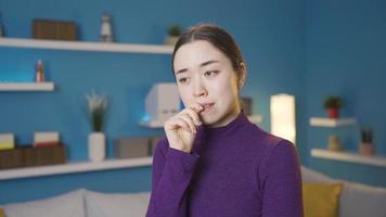 Aziatisch vrouw op zoek Bij camera nerveus. Aziatisch vrouw op zoek Bij camera, angstig en bezorgd. video