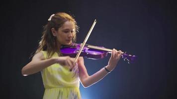talentueux violoniste Jeune femme en jouant le violon. la musique esprit. le violoniste femme en jouant le violon sur le étape démontre sa Talent et perd se tandis que en jouant le violon. video