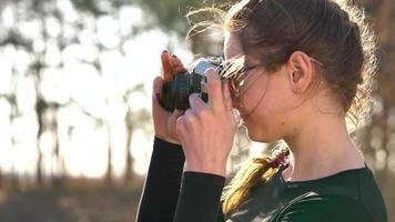 jovem casal dentro amor levando foto do eles mesmos em uma filme Câmera. lento movimento video