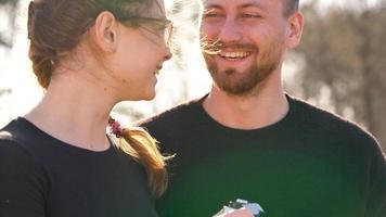 Jeune couple dans l'amour prise photo de eux-mêmes sur une film caméra. lent mouvement video