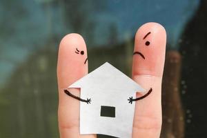 dedo Arte de familia durante disputa. concepto de hombre y mujer lata no dividir casa después divorcio. foto