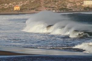 enormes olas del mar foto