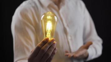 Eureka. Light bulb burning in a found idea. Thinking and finding creative ideas. Idea lamp. video