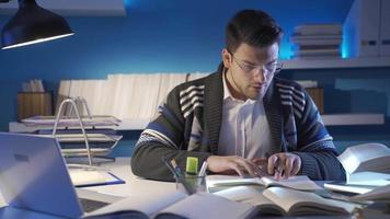 The senior researcher doing research in the library room finds the result he is looking for. video