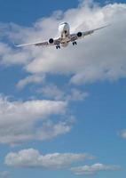 pasajero avión en Acercarse para aterrizaje con hermosa azul cielo. foto