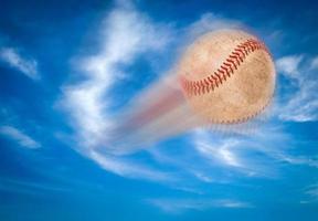 béisbol volador mediante el aire y azul cielo. foto