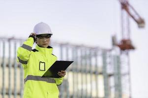 técnico arreglando el motor del avión, ingeniería aeroespacial femenina revisando los motores de los aviones, el mantenimiento mecánico asiático inspecciona el motor del avión foto