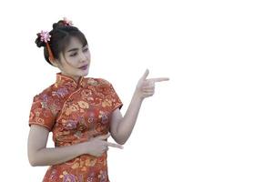 retrato hermosa mujer asiática en vestido cheongsam, gente de tailandia, concepto de feliz año nuevo chino, dama asiática feliz en vestido tradicional chino foto