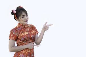 retrato hermosa mujer asiática en vestido cheongsam, gente de tailandia, concepto de feliz año nuevo chino, dama asiática feliz en vestido tradicional chino foto