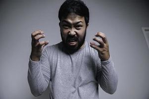 asiático hermoso hombre enojado en blanco fondo,retrato de joven estrés masculino concepto foto