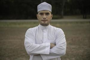 asiático blanco islam hombre oracion,joven musulmán rezando, ramadán festival concepto foto