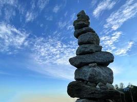 pirámide de piedras en contra el cielo, el concepto de balance. foto