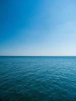 frente ver paisaje azul mar y cielo azul antecedentes Mañana día Mira calma verano naturaleza tropical mar hermosa ocen agua viaje bangsaen playa este Tailandia chonburi exótico horizonte. foto