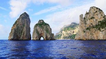 farallones rocas cerca el isla de capri, Italia foto