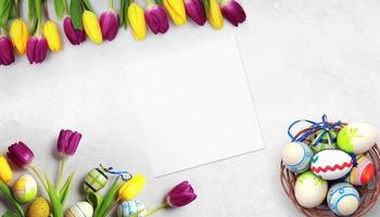hermoso fondo de pascua con coloridos tulipanes y huevos de pascua. foto