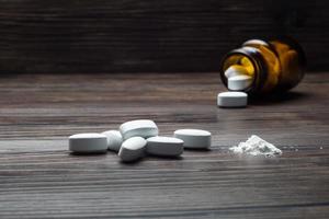 drogas conjunto - polvo y pastillas y jeringuilla en de madera antecedentes foto