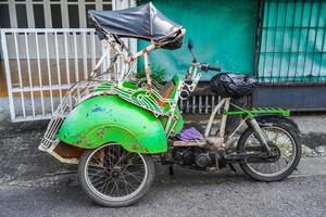 yogyakarta, Indonesia, mayo 3, 2022 bentor es un tradicional indonesio transporte. bentor medio motor bicitaxi pedicab con un motocicleta motor foto