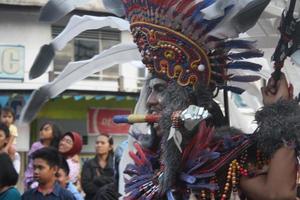 jember, jawa timur, Indonesia - agosto 25, 2015 jember Moda carnaval Participantes son dando su mejor actuación con su disfraces y expresiones durante el evento, selectivo enfocar. foto