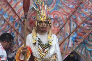 jember, jawa timur, Indonesia - agosto 25, 2015 jember Moda carnaval Participantes son dando su mejor actuación con su disfraces y expresiones durante el evento, selectivo enfocar. foto