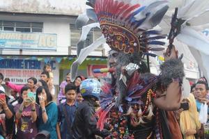 jember, jawa timur, Indonesia - agosto 25, 2015 jember Moda carnaval Participantes son dando su mejor actuación con su disfraces y expresiones durante el evento, selectivo enfocar. foto