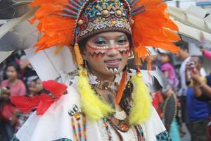 jember, jawa timur, Indonesia - agosto 25, 2015 jember Moda carnaval Participantes son dando su mejor actuación con su disfraces y expresiones durante el evento, selectivo enfocar. foto