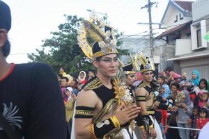 jember, jawa timur, Indonesia - agosto 25, 2015 jember Moda carnaval Participantes son dando su mejor actuación con su disfraces y expresiones durante el evento, selectivo enfocar. foto