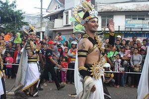 jember, jawa timur, Indonesia - agosto 25, 2015 jember Moda carnaval Participantes son dando su mejor actuación con su disfraces y expresiones durante el evento, selectivo enfocar. foto