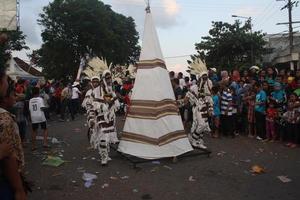 jember, jawa timur, Indonesia - agosto 25, 2015 jember Moda carnaval Participantes son dando su mejor actuación con su disfraces y expresiones durante el evento, selectivo enfocar. foto