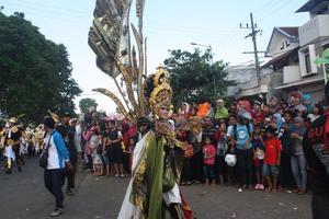 jember, jawa timur, Indonesia - agosto 25, 2015 jember Moda carnaval Participantes son dando su mejor actuación con su disfraces y expresiones durante el evento, selectivo enfocar. foto