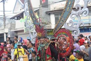 jember, jawa timur, Indonesia - agosto 25, 2015 jember Moda carnaval Participantes son dando su mejor actuación con su disfraces y expresiones durante el evento, selectivo enfocar. foto