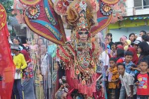 jember, jawa timur, Indonesia - agosto 25, 2015 jember Moda carnaval Participantes son dando su mejor actuación con su disfraces y expresiones durante el evento, selectivo enfocar. foto