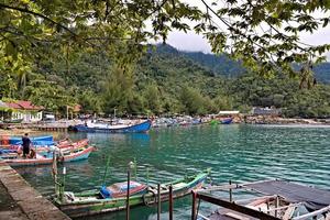 pescar barcos descanso a su amarras en el refugio. sur de aceh, Indonesia. foto