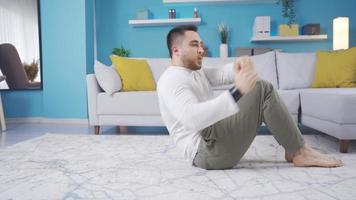 giovane, muscolare fitness insegnante dimostra addominali esercizi quello può essere fatto a casa senza utilizzando qualunque attrezzatura. video