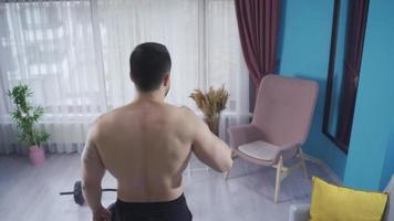 desportista muscular homem bebendo água. focado e sério masculino boxer. muscular atleta homem bebendo água às a fim do treinamento. video