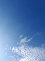hermosas nubes blancas sobre fondo de cielo azul profundo. grandes nubes esponjosas suaves y brillantes cubren todo el cielo azul. foto