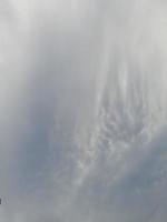 hermosa nubes en profundo azul cielo antecedentes. grande brillante suave mullido nubes son cubrir el todo azul cielo. foto