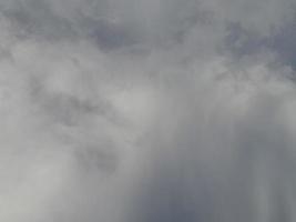 hermosa nubes en profundo azul cielo antecedentes. grande brillante suave mullido nubes son cubrir el todo azul cielo. foto