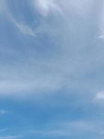 hermosas nubes blancas sobre fondo de cielo azul profundo. grandes nubes esponjosas suaves y brillantes cubren todo el cielo azul. foto