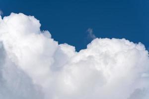 hermosa verano nubes y azul cielo foto