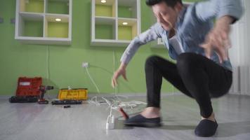 The incompetent man with no job security was electrocuted while repairing the sockets in his house. video