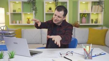 a casa escritório trabalhador quem trabalho dentro uma Diversão e agradável caminho é feliz e cheio do vida. a casa escritório trabalhador, quem faz dele trabalhos com amor e diligentemente, danças e ri. video