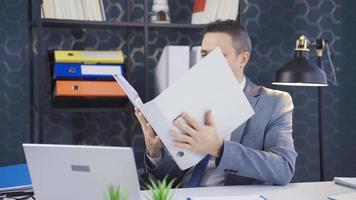 content professionnel homme d'affaire gagne se réjouit dans la victoire. de bonne humeur faciale expression. video