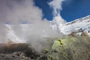 fumarolas en el cráter volcán foto