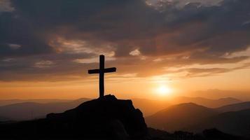 silueta de crucifijo cruzar en montaña a puesta de sol cielo antecedentes. cristiano Pascua de Resurrección ilustración foto