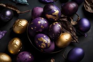 oro, negro y púrpura decorado Pascua de Resurrección huevos pintado por mano en un oscuro fondo, Pascua de Resurrección, elegante mínimo composición, plano laico foto