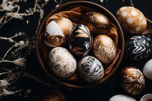 oro, negro y blanco decorado Pascua de Resurrección huevos pintado por mano en un oscuro fondo, Pascua de Resurrección, elegante mínimo composición, plano laico foto