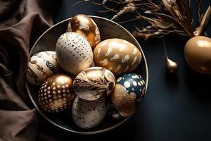 oro, negro y blanco decorado Pascua de Resurrección huevos pintado por mano en un oscuro fondo, Pascua de Resurrección, elegante mínimo composición, plano laico foto