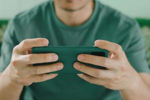 hombre jugando con teléfono inteligente foto