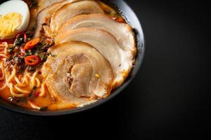 fideos ramen sopa tomyum picante con cerdo asado foto